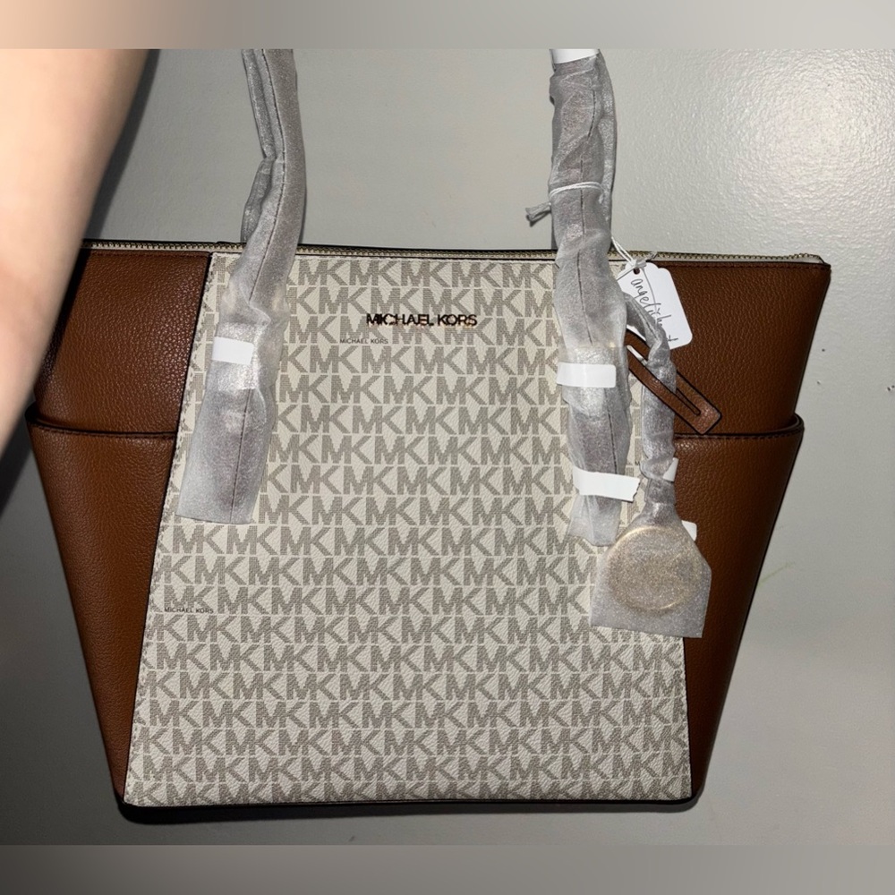 NWT Charlotte Large Logo and Leather Top-Zip Tote Bag - Picture 4 of 11